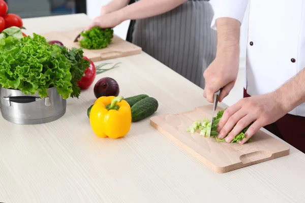 Yemek dersleri veren aşçı — Stok fotoğraf