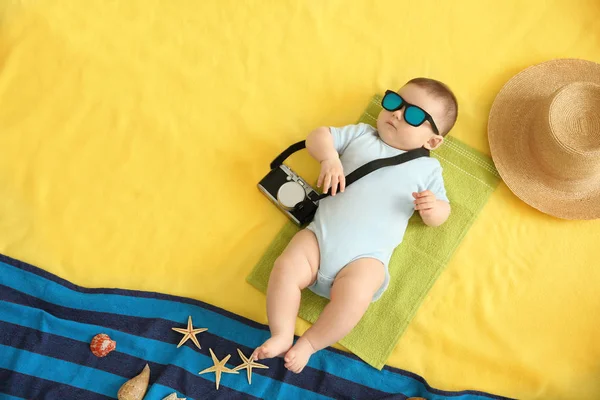 Havlu üzerinde yalan güneş gözlüklü şirin bebek