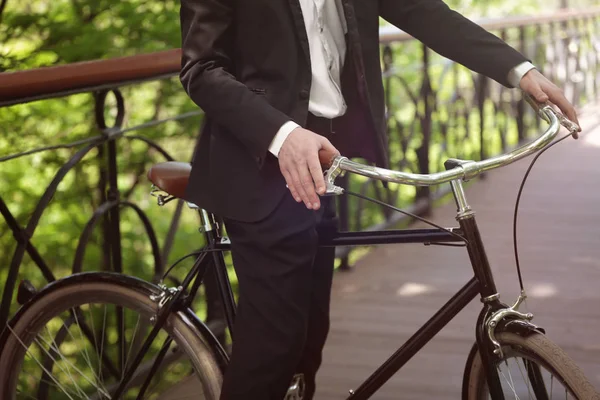 屋外自転車を持ったビジネスマン — ストック写真