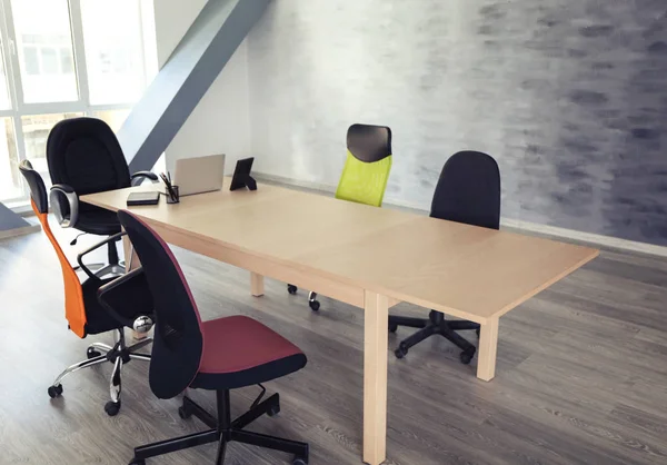 Holztisch mit Stühlen im Büro — Stockfoto