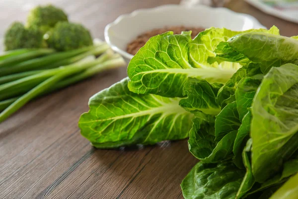 Feuilles de salade vertes fraîches sur la table — Photo