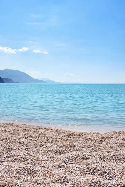 Gökyüzündeki bulutlar ile çok güzel deniz manzarası