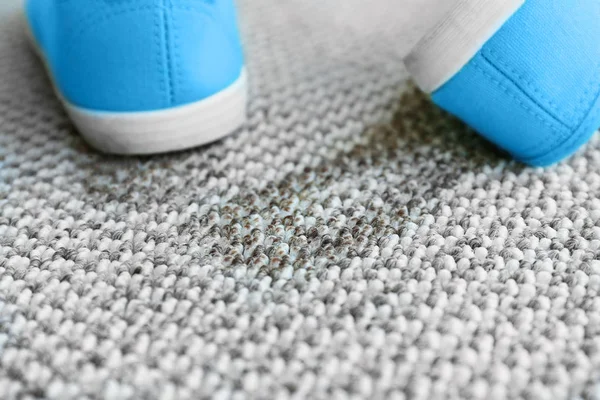 Paar Schuhe auf Teppich — Stockfoto