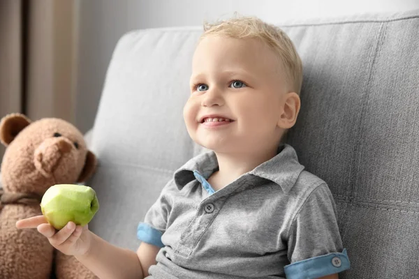 Çocuk holding yeşil elma kapalı