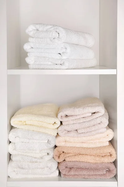 Pile di asciugamani puliti e puliti — Foto Stock