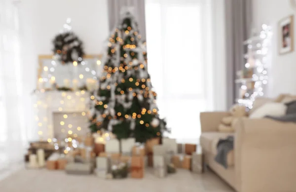 Beau sapin en chambre décorée — Photo