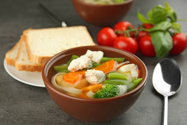 Cuenco con deliciosa sopa de pavo — Foto de Stock