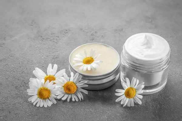 Krem ve papatya çiçekler 