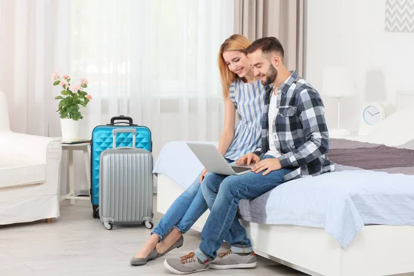 Genç çift dizüstü bilgisayar kullanıyor 