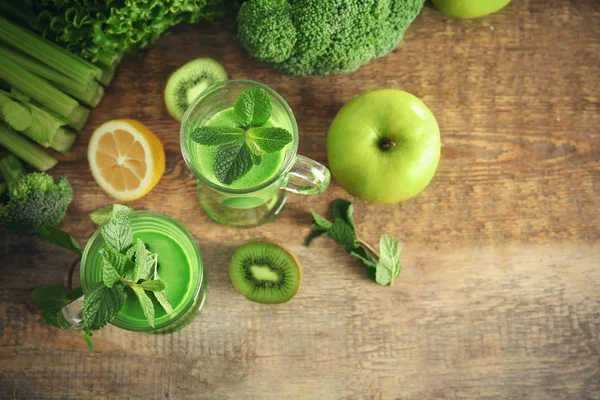 Glazen groen gezond vruchtensap — Stockfoto
