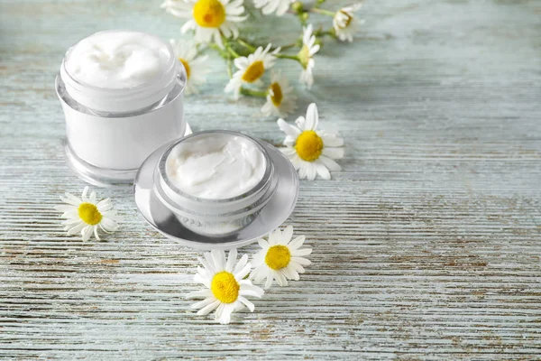 Krem ve papatya çiçekler 