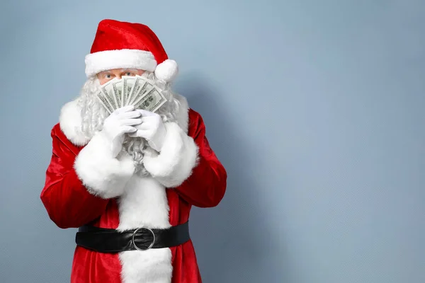 Santa Claus sosteniendo dinero — Foto de Stock