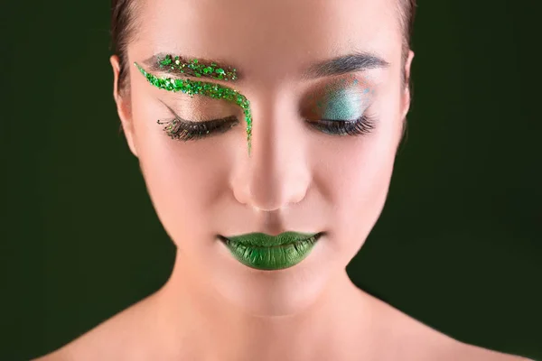 Молодая женщина с творческим макияжем — стоковое фото