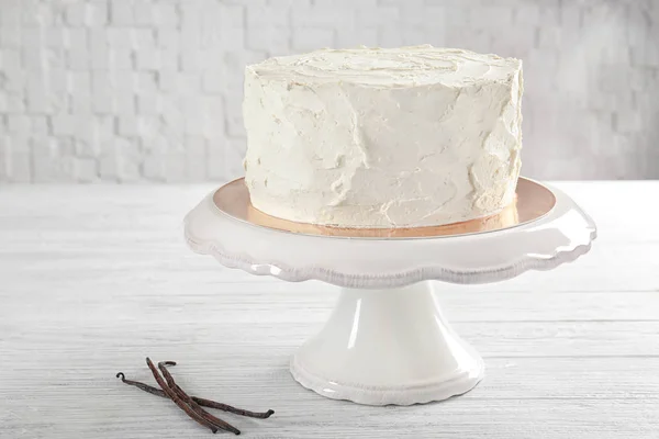 Délicieux gâteau à la vanille avec crème fouettée — Photo