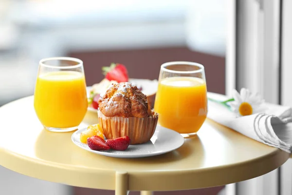 Tisch mit leckerem Frühstück — Stockfoto