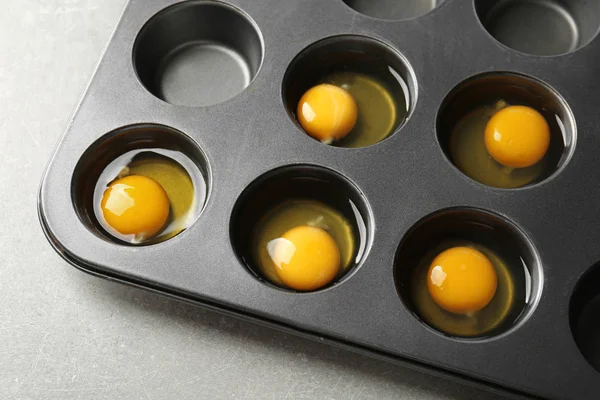 Estanho de bolinho com ovos crus — Fotografia de Stock