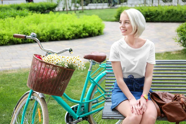 Belle jeune femme avec vélo — Photo