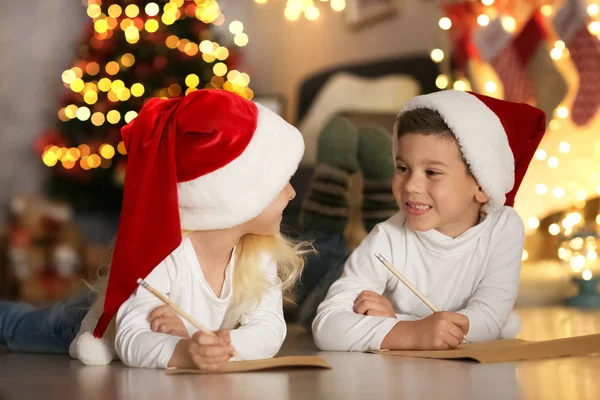 Carino lettera di scrittura per bambini a Babbo Natale in camera decorata per Natale — Foto Stock