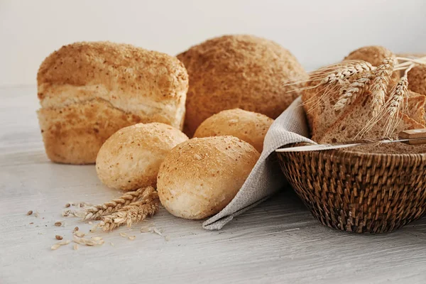 ahşap masa lezzetli ekmek