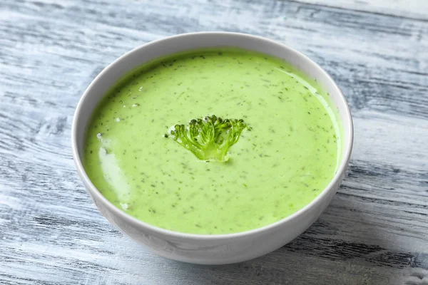 Bol avec une délicieuse soupe au brocoli — Photo