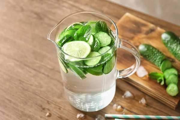 Deliciosa água refrescante com hortelã — Fotografia de Stock