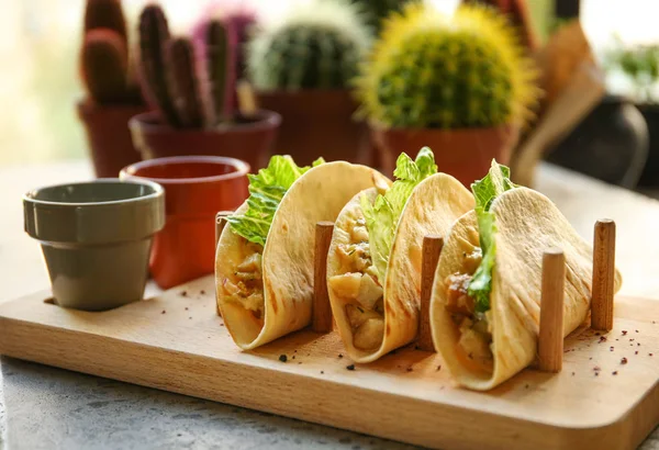 Tacos en bandeja de madera — Foto de Stock