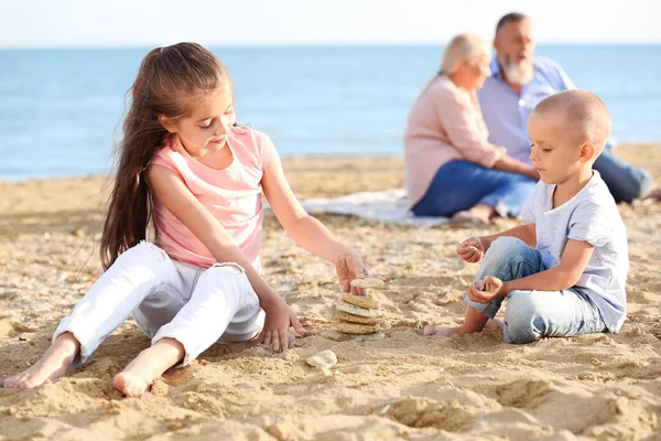 Słodkie dzieci bawiące się na plaży — Zdjęcie stockowe