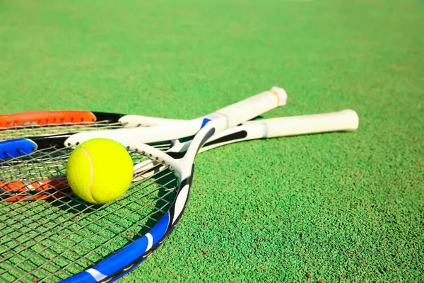 Tennis ball and rackets — Stock Photo, Image