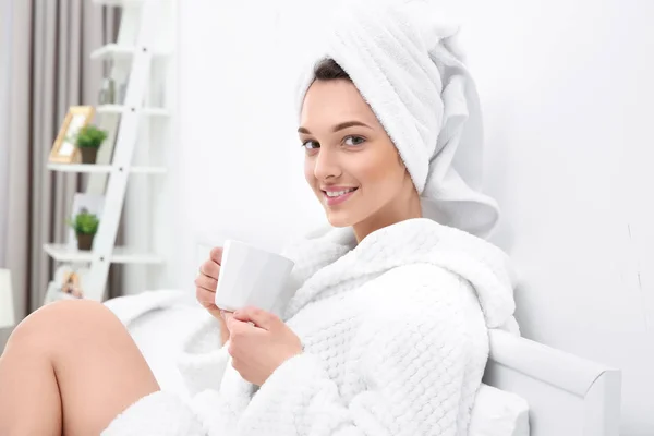 Жінка після душу в халаті з чашкою кави — стокове фото
