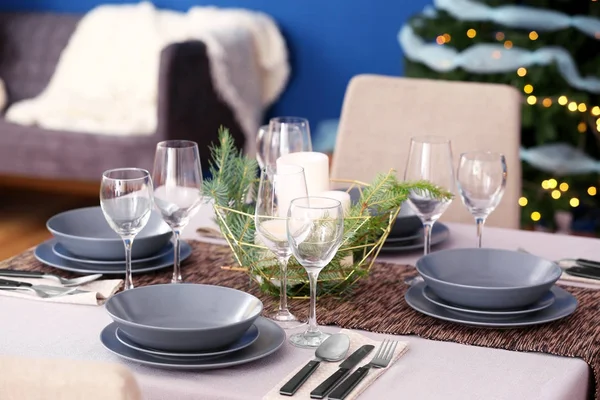 Noel yemeği için servis edilen masa.