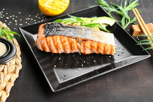 Lezzetli somonu dilim ile plaka 