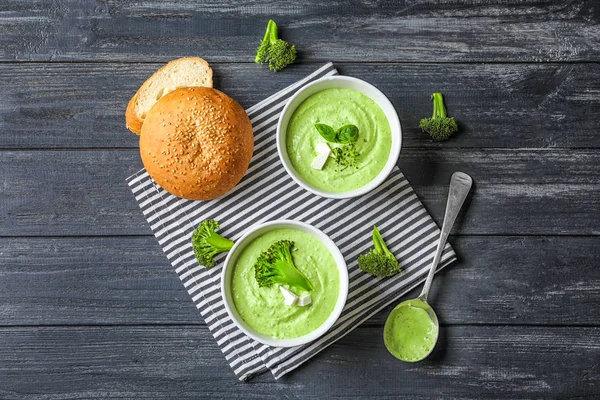 Delicious broccoli soup in bowls — Stock Photo, Image