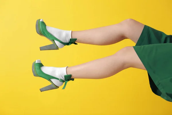 Женские ноги в зеленых туфлях — стоковое фото