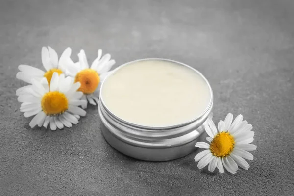 Cream and chamomile flowers — Stock Photo, Image