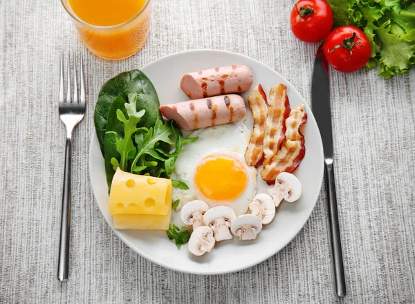 Petit déjeuner avec oeuf sur assiette — Photo