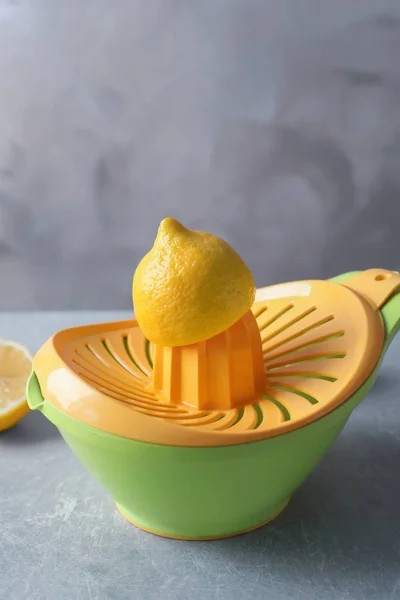 Состав с нарезанными лимонами и пластиковой соковыжималкой — стоковое фото