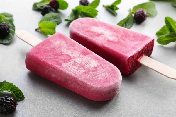 Sabroso helado de yogur con mora — Foto de Stock