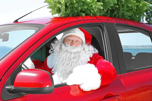Noel Baba kırmızı araba