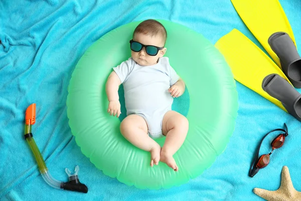 Şişme halka yalan güneş gözlüklü şirin bebek