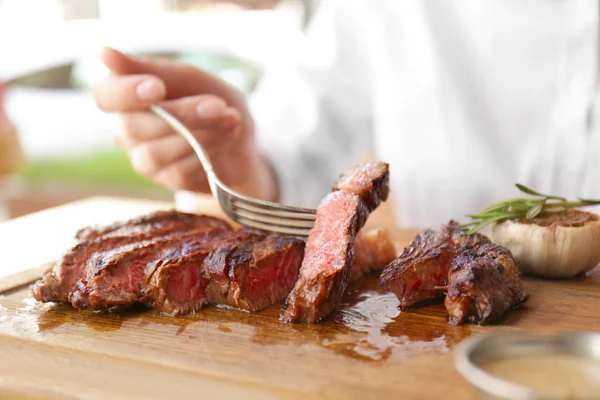 Žena jíst grilované steaky — Stock fotografie
