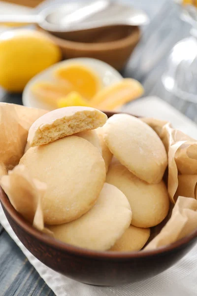 Kom met zelfgemaakte lemon cookies — Stockfoto