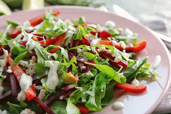 Assiette avec salade de betteraves fraîches — Photo