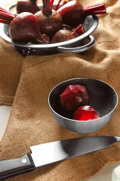 Soyulmuş olgun pancar ile kase 