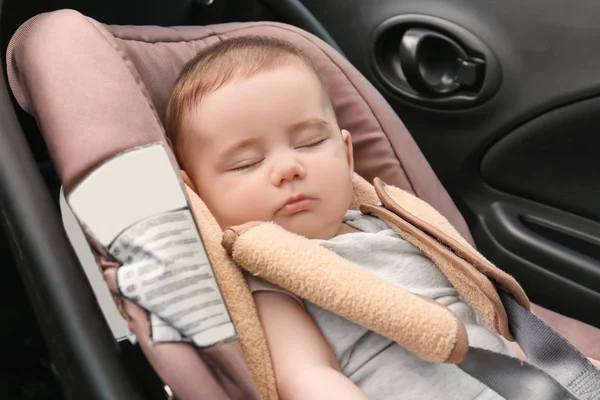 Emanet koltukta uyuyan bebek