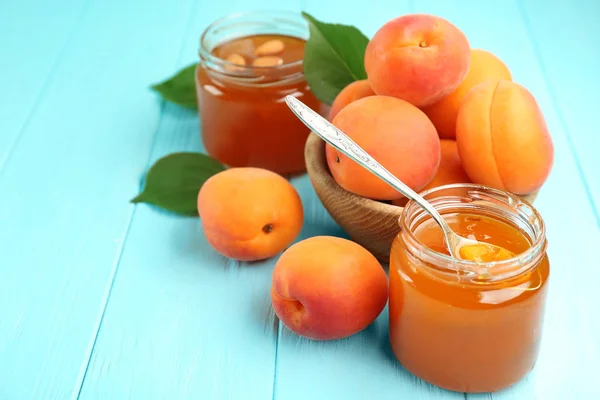 Aprikos sylt i burkar med sked — Stockfoto
