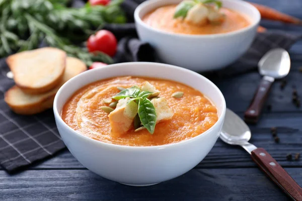 Tigela com deliciosa sopa de cenoura — Fotografia de Stock