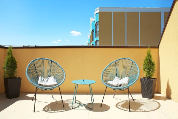 Lounge stoel en tafel buiten op een zonnige dag — Stockfoto