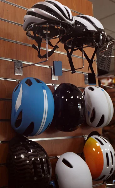 Bisiklet dükkanı kask ile stand