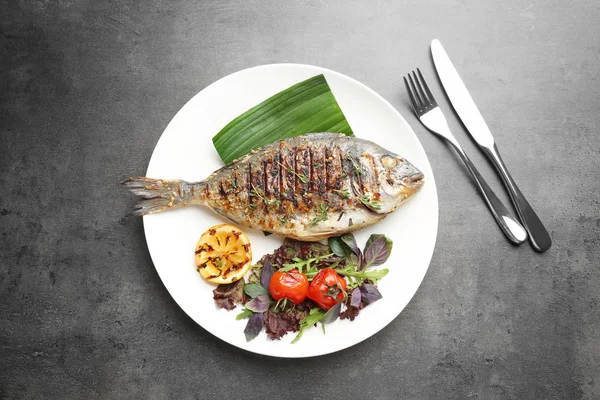 Lezzetli kızarmış balık ile plaka 