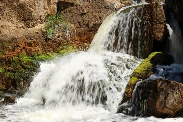 Bella vista sul torrente di montagna — Foto Stock